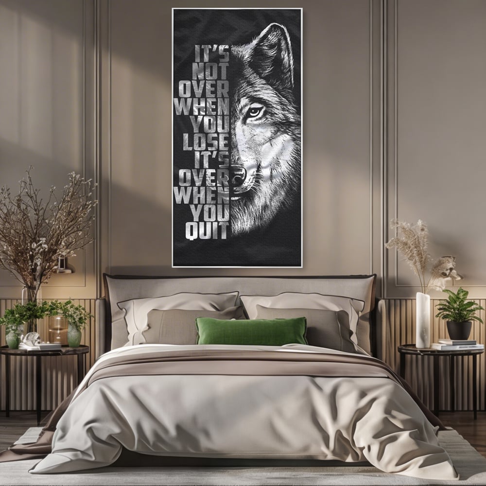 Tablou canvas cu tablou canvas cu lup si mesaj, in rama de aluminiu argintiu, pe perete intr-un dormitor